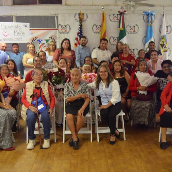 Reencuentro en Arizona: 16 abuelitos abrazan a sus familias