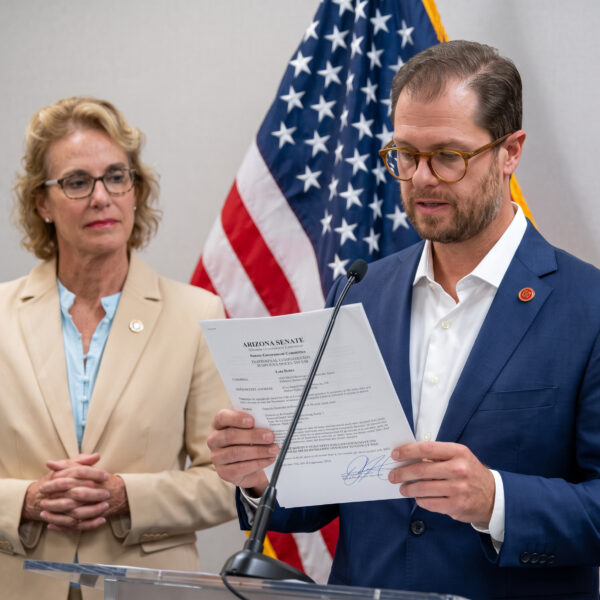 Senador Hoffman deja pesquisa contra Hobbs por cobrar $1.5 millones