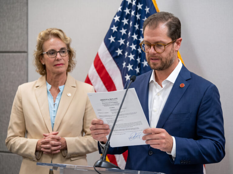 Senador Hoffman deja pesquisa contra Hobbs por cobrar $1.5 millones