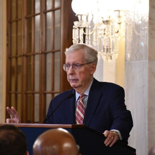 Vuelve McConnell al Senado tras 3 meses de ausencia por salud