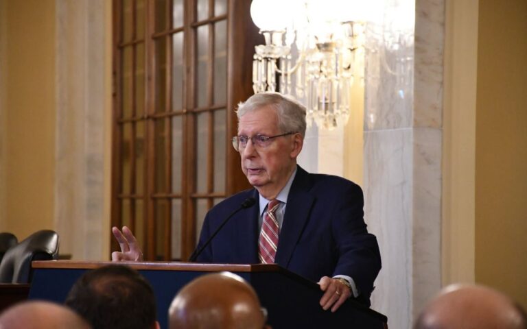 Vuelve McConnell al Senado tras 3 meses de ausencia por salud
