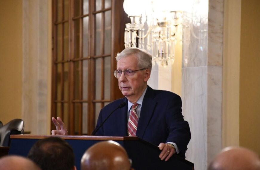 Vuelve McConnell al Senado tras 3 meses de ausencia por salud