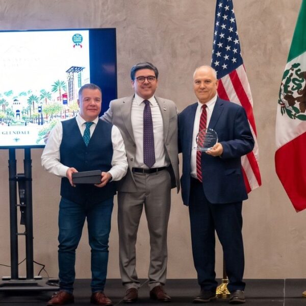 Galardonan a Patricio Smith como Amigo de México en Phoenix