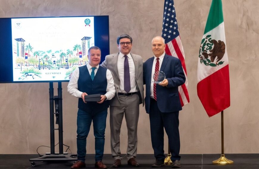Galardonan a Patricio Smith como Amigo de México en Phoenix