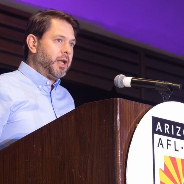 Demócratas deben hacer más, no solo ser anti Trump: Rubén Gallego