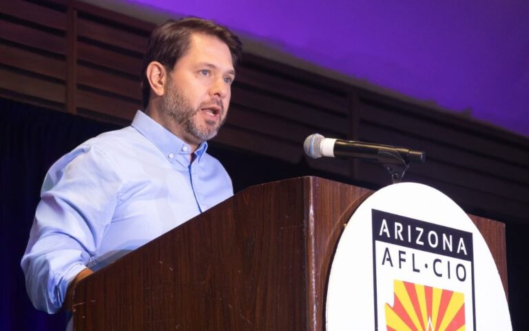 Demócratas deben hacer más, no solo ser anti Trump: Rubén Gallego