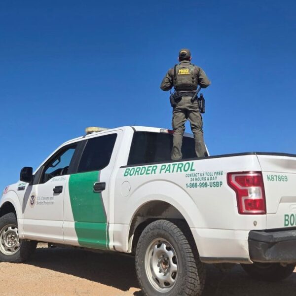 Traficante huye sin llantas tras operativo migratorio en Arizona