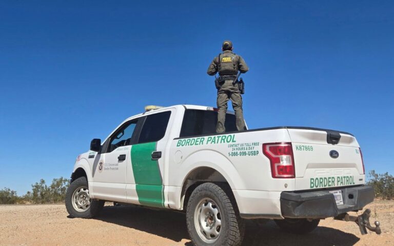 Traficante huye sin llantas tras operativo migratorio en Arizona