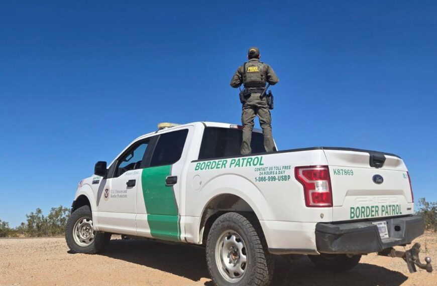 Traficante huye sin llantas tras operativo migratorio en Arizona