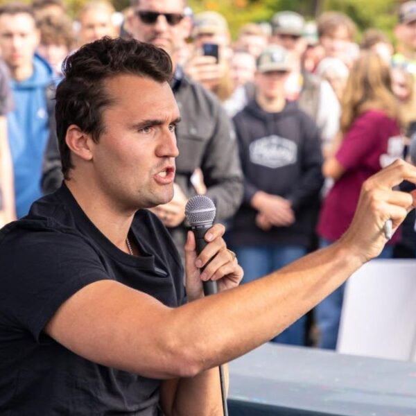 Reportan daños a estatua de Charlie Kirk en Phoenix