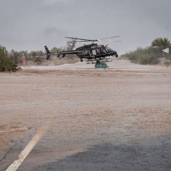Fuertes lluvias causan inundaciones y rescates en Phoenix
