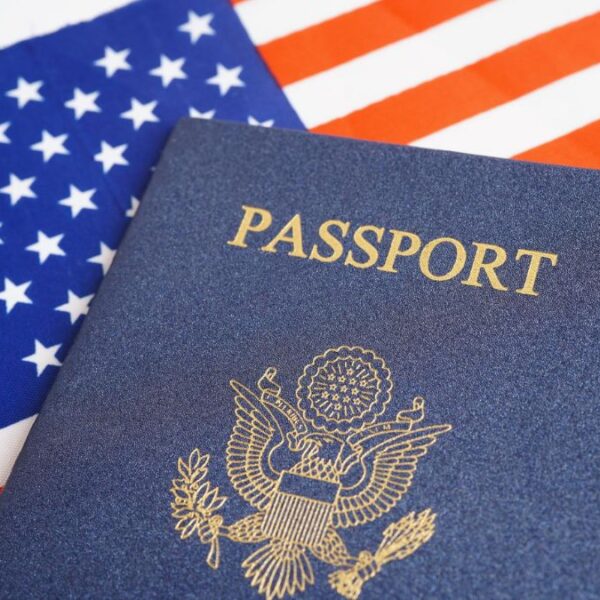 Trump busca exigir estatus a padres para pasaporte de hijos
