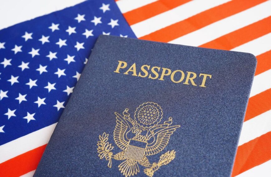 Trump busca exigir estatus a padres para pasaporte de hijos