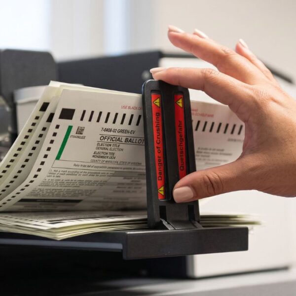 Arranca voto anticipado en Arizona entre errores y retrasos