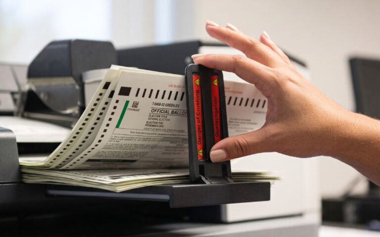 Arranca voto anticipado en Arizona entre errores y retrasos