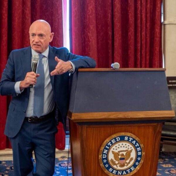 Mark Kelly suma apoyos a ley de IA para capacitar trabajadores