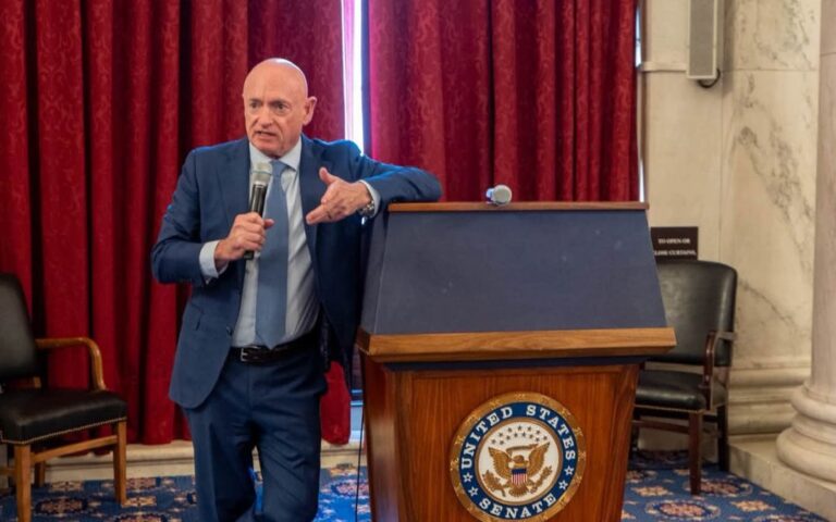 Mark Kelly suma apoyos a ley de IA para capacitar trabajadores
