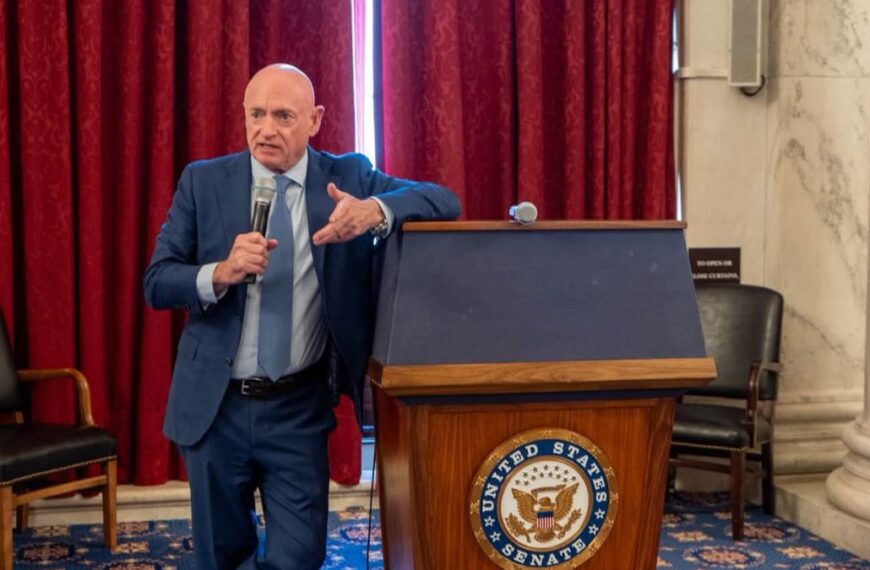 Mark Kelly suma apoyos a ley de IA para capacitar trabajadores