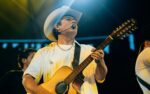 ¡Adiós acordeón! Remmy Valenzuela vuelve a la guitarra