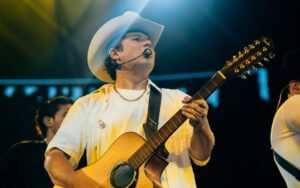 ¡Adiós acordeón! Remmy Valenzuela vuelve a la guitarra