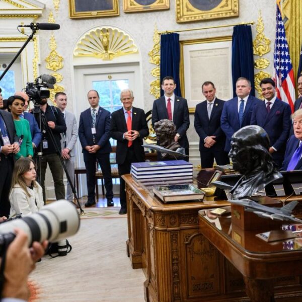 Revés para Trump: Juez devuelve acceso a medios vetados