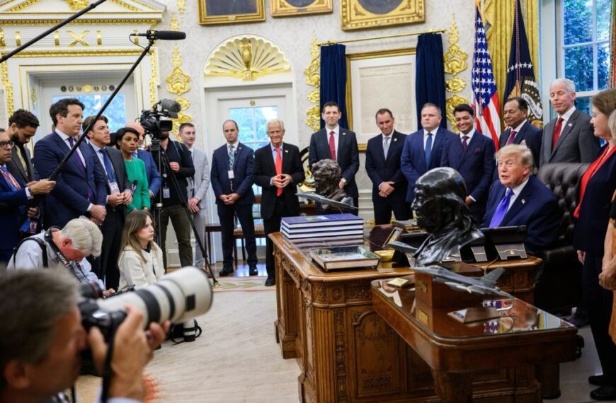 Revés para Trump: Juez devuelve acceso a medios vetados