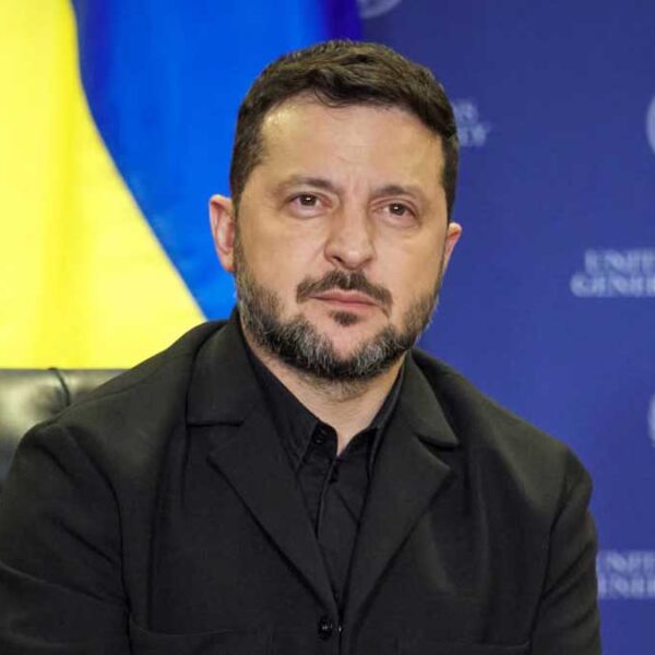 Trump cuestiona a Volodímir Zelenski y sugiere su relevo